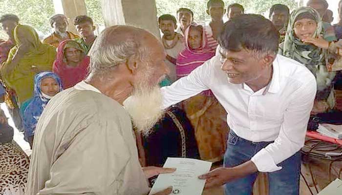 গৌরীপুরে প্রকাশ্যে বয়স্ক-বিধবাসহ বিভিন্ন ভাতার কার্ড বিতরণ