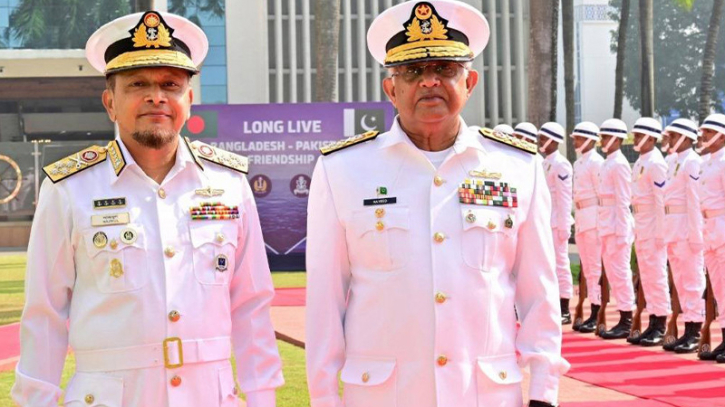 সফররত পাকিস্তান নৌবাহিনী প্রধানকে  গার্ড অব অনার