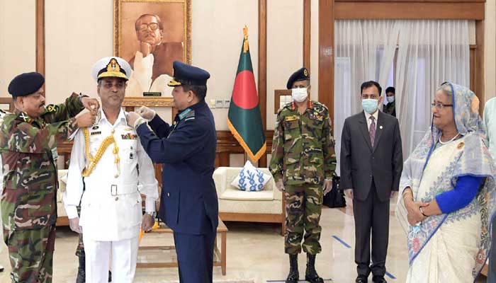 ভাইস-অ্যাডমিরাল র‌্যাঙ্ক ব্যাজ পরানো হলো নতুন নৌ-বাহিনী প্রধানকে 