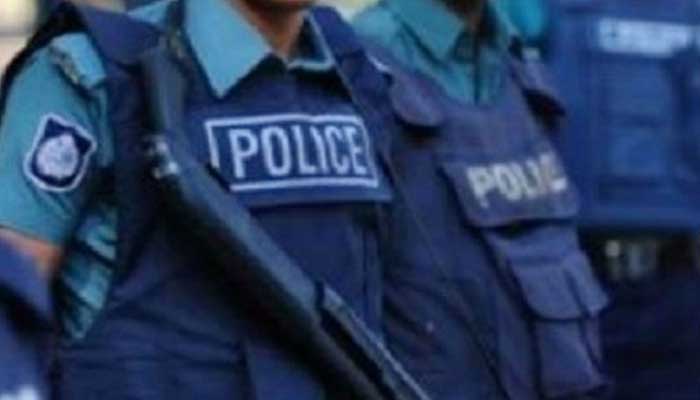 নারীকে মারধর করে টাকা লুট: পুলিশের তিন সদস্য গ্রেপ্তার নারীকে মারধর করে টাকা লুট: পুলিশের তিন সদস্য গ্রেপ্তার