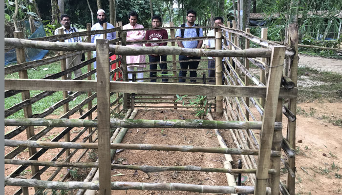 ‘প্রাণিবন্ধু’র সমাধিতে জিজেএ’র নেতৃবৃন্দ ‘প্রাণিবন্ধু’র সমাধিতে জিজেএ’র নেতৃবৃন্দ
