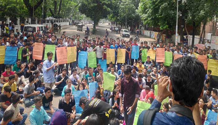 দাবি পূরণ হওয়ায় ক্লাস-পরীক্ষায় ফিরছেন বুয়েট শিক্ষার্থীরা দাবি পূরণ হওয়ায় ক্লাস-পরীক্ষায় ফিরছেন বুয়েট শিক্ষার্থীরা