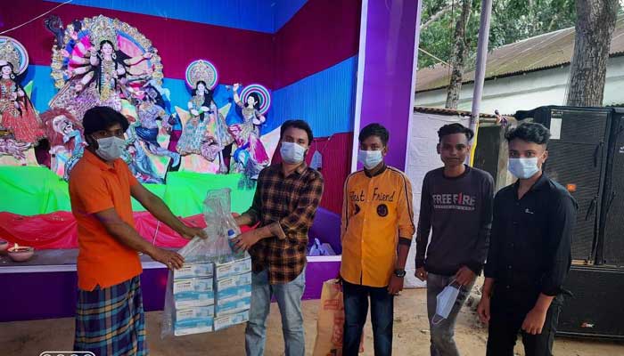 গাজীপুরে পূজামন্ডপে করোনা সুরক্ষা সামগ্রী দিল ছাত্রলীগ