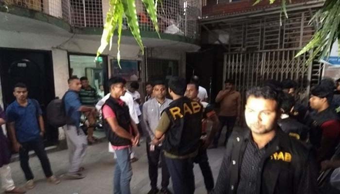 কলাবাগান ক্রীড়াচক্র ঘিরে রেখেছে র্যাব : হেফাজতে সভাপতি কলাবাগান ক্রীড়াচক্র ঘিরে রেখেছে র্যাব : হেফাজতে সভাপতি