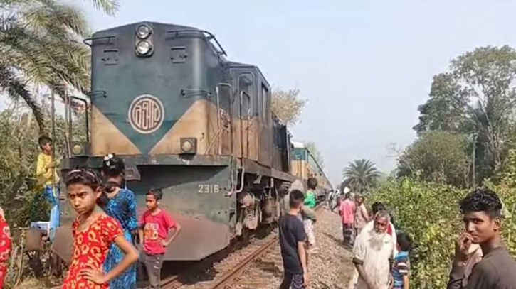 ৪ ঘণ্টা পর ঢাকার সঙ্গে উত্তরবঙ্গের রেল যোগাযোগ স্বাভাবিক ৪ ঘণ্টা পর ঢাকার সঙ্গে উত্তরবঙ্গের রেল যোগাযোগ স্বাভাবিক