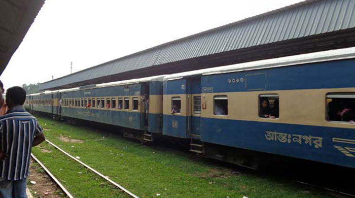 প্রায় ৭ ঘণ্টা পর ঢাকার সাথে উত্তরবঙ্গের রেল যোগাযোগ স্বাভাবিক প্রায় ৭ ঘণ্টা পর ঢাকার সাথে উত্তরবঙ্গের রেল যোগাযোগ স্বাভাবিক