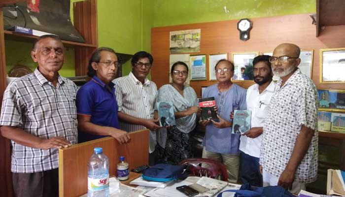 নিজের বইয়ের পাঠ আলোচনায় শুভেচ্ছায় সিক্ত কবি আশামণি নিজের বইয়ের পাঠ আলোচনায় শুভেচ্ছায় সিক্ত কবি আশামণি