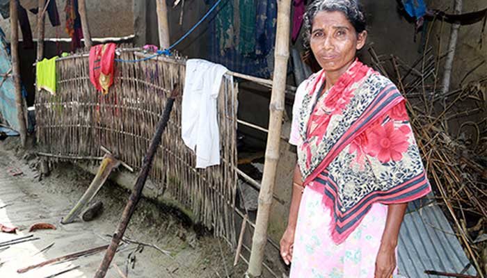 প্রতিবন্ধী রুবিনাকে ঘর নির্মাণ করে দিচ্ছে সরকার