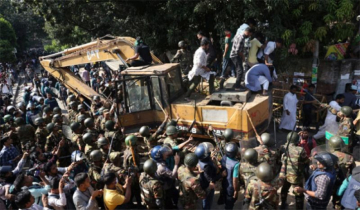 ৩২ নম্বরে সংঘর্ষ : লাঠিচার্জ ও টিয়ারশেল নিক্ষেপ