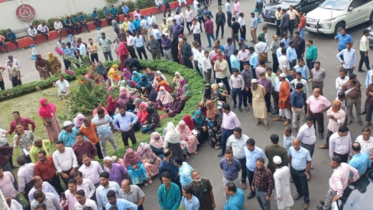 সচিবালয়ে কর্মকর্তা-কর্মচারীদের বিক্ষোভ