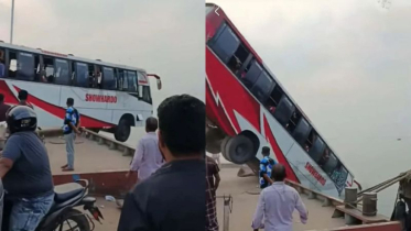 দৌলতদিয়ায় নদীতে পড়ে গেছে যাত্রীবাহী বাস : বহু হতাহতের শঙ্কা