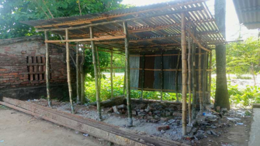আক্কেলপুরে সরকারি ইট উত্তোলন করে রেলওয়ে প্লাটফর্মে ঘর নির্মাণ