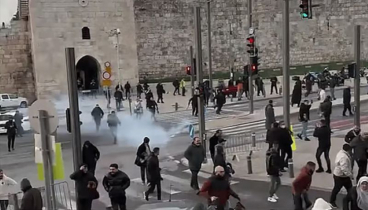 পবিত্র আল-আকসায় ঈদের নামাজে আসা মুসল্লিদের ওপর ইসরাইলের হামলা