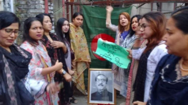এবার আ. লীগের ধানমন্ডি অফিসের ফটকে বঙ্গবন্ধুর ছবি রেখে স্লোগান