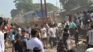 ভৈরব জেলার দাবিতে রেলপথ অবরোধ করে ট্রেনে পাথর নিক্ষেপ, আহত ২০ ভৈরব জেলার দাবিতে রেলপথ অবরোধ করে ট্রেনে পাথর নিক্ষেপ, আহত ২০