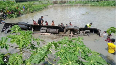 ঝালকাঠিতে বাস পুকুরে পড়ে শিশুসহ নিহত ১৪