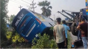 কুমিল্লায় যাত্রীবাহী বাস খাদে পড়ে নিহত ৫