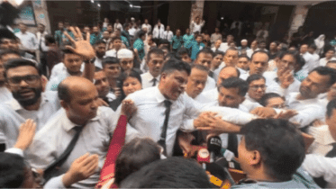 আদালতে সাংবাদিকদের মারতে উদ্ধত আইনজীবীরা :দেখে নেওয়ার হুমকি
