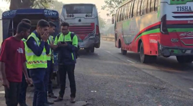 ফেনীতে বাস-অ্যাম্বুলেন্স-মোটরসাইকেলের সংঘর্ষে নিহত ৩