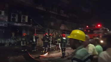 গুলিস্তানে শপিং কমপ্লেক্সে ভয়াবহ আগুন