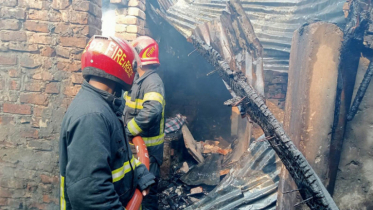 সেনাবাহিনী-ফায়ার সার্ভিসের যৌথ চেষ্টায় নিয়ন্ত্রণে ঝিলপাড় বস্তির আগুন