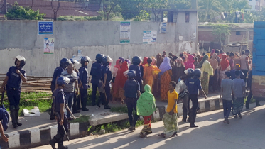 গাজীপুরে মহাসড়ক অবরোধ, শ্রমিক-পুলিশ সংঘর্ষ