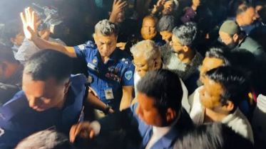 পুলিশি পাহারায় ক্যাম্পাস ছাড়লেন ভিসি