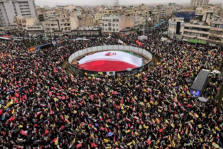 তেহরানে লারিজানির জানাজায় জনতার ঢল