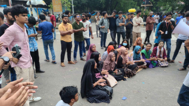 এখনো কাকরাইল মোড়ে সড়কে অবস্থান জগন্নাথ বিশ্ববিদ্যালয়ের শিক্ষার্থীদের