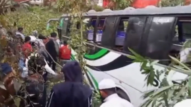 মাদারীপুরে ইজিবাইককে চাপা দিয়ে খাদে পড়লো বাস : ৬ জনের মৃত্যু