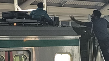 মেট্রোর ছাদে ২ কিশোর : চলাচল বন্ধ