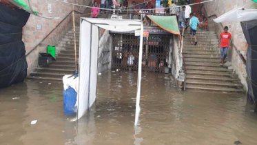 নিউমার্কেটে জলাবদ্ধতা : বেচাকেনা বন্ধ