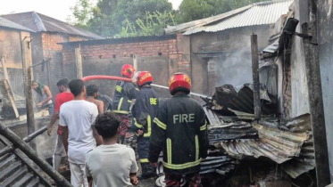 বগুড়ায় আধিপত্য বিস্তারের জেরে ৩ জনকে কুপিয়ে জখম : বাড়িঘরে অগ্নিসংযোগ-লুটপাট