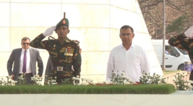 জিয়াউর রহমান ও খালেদা জিয়ার সমাধিতে প্রধানমন্ত্রীর শ্রদ্ধা