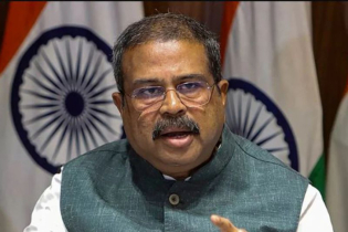 ভারতের শিক্ষামন্ত্রীর পদত্যাগ