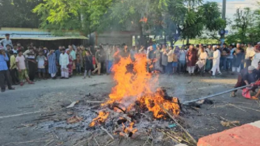 রাজবাড়ীতে কবর থেকে মরদেহ তুলে আগুন