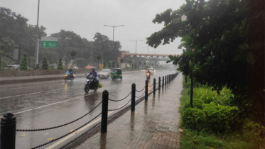 সকাল থেকে রাজধানীতে বৃষ্টি, সঙ্গে বাতাস