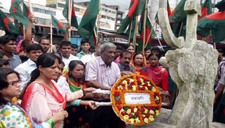 ফুল দিয়ে রানা প্লাজায় নিহতদের স্মরণ ফুল দিয়ে রানা প্লাজায় নিহতদের স্মরণ
