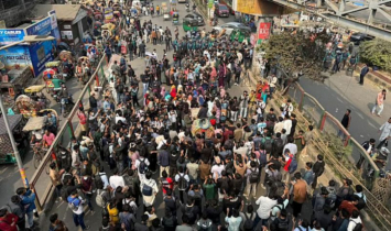 ঢাকার ৪ স্থানে সড়ক অবরোধ শিক্ষার্থীদের, যান চলাচল বন্ধ, ভোগান্তি