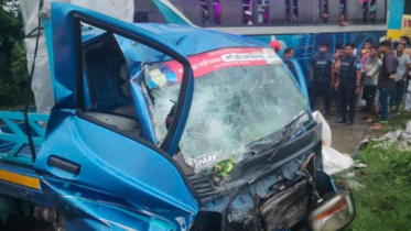 পিকআপ ভ্যান খাদে : মা-ছেলেসহ নিহত ৪