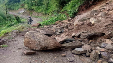 টানা বৃষ্টিতে পাহাড় ধসে পশ্চিমবঙ্গ-সিকিম সড়ক বন্ধ