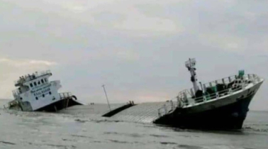 মেঘনায় ১৮ হাজার বস্তা সিমেন্টসহ ডুবল লাইটার জাহাজ