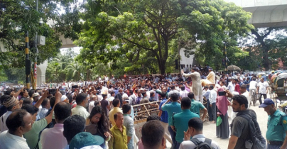 রাজধানীতে সড়ক অবরোধ করে শিক্ষকদের বিক্ষোভ : যানজটে ভোগান্তি চরমে