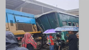এলিভেটেড এক্সপ্রেসওয়ের ক্রেনের আঘাতে ইঞ্জিনসহ বগি লাইনচ্যুত