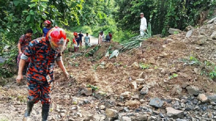 সাজেক সড়কে পাহাড় ধসে যোগাযোগ বন্ধ : আটকা পড়েছেন ৪২৫ পর্যটক সাজেক সড়কে পাহাড় ধসে যোগাযোগ বন্ধ : আটকা পড়েছেন ৪২৫ পর্যটক