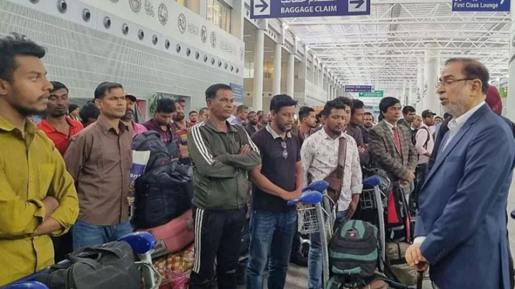 সুদান থেকে জেদ্দা হয়ে দেশে ফিরলেন ৫২ বাংলাদেশি সুদান থেকে জেদ্দা হয়ে দেশে ফিরলেন ৫২ বাংলাদেশি
