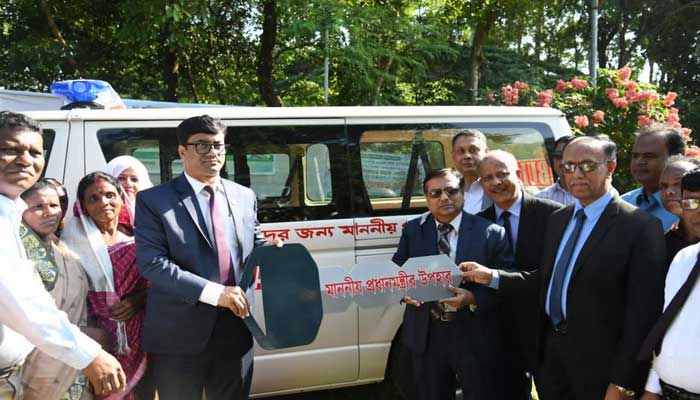 চা-শ্রমিকদের ‘প্রধানমন্ত্রীর উপহার-এ্যাম্বুলেন্স’ হস্তান্তর চা-শ্রমিকদের ‘প্রধানমন্ত্রীর উপহার-এ্যাম্বুলেন্স’ হস্তান্তর