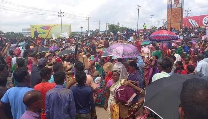 ‘৩০০ টাকা মজুরি দে, নইলে বুকে গুলি দে’