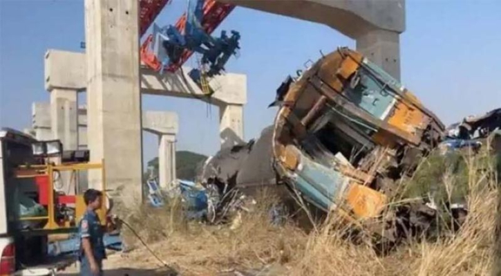 থাইল্যান্ডে চলন্ত ট্রেনের ওপর ভেঙে পড়ল ক্রেন, নিহত ২২