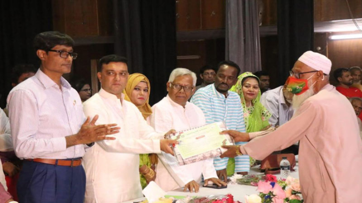 ৮৯৯ বীর মুক্তিযোদ্ধাকে সংবর্ধনা ও উপহার দিলেন মেয়র টিটু ৮৯৯ বীর মুক্তিযোদ্ধাকে সংবর্ধনা ও উপহার দিলেন মেয়র টিটু